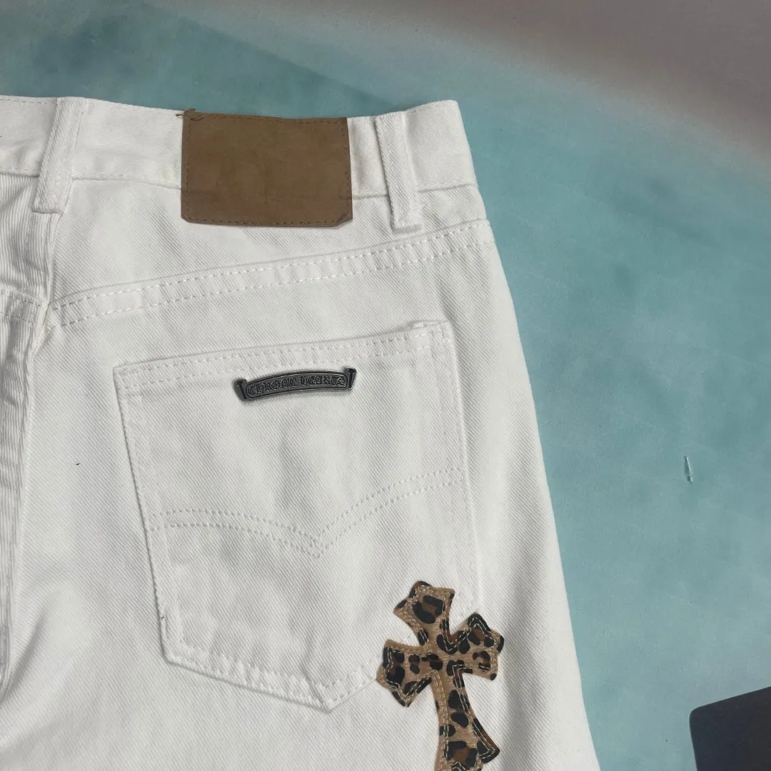 🅿️280 🔘Model No.-KL131 🔘Cro Xin𝐂𝐡𝐫𝐨𝐦𝐞 𝐇𝐞𝐚𝐫𝐭 24SS White Leopard Print Cross Patch Leather High Street Jeans* Cro Xin’s white pants, with leopard print patchwork design, are definitely an indispensable eye-catcher in your wardrobe. In terms of fabric, it uses high-quality materials, which are comfortable and skin-friendly on the upper body. The white base is pure and clean, like a canvas, bringing out the wild charm of leopard print and leather. The leopard print part is carefully made of high-quality leather, with clear texture, soft and tough touch, exquisite splicing technology, and natural and smooth transition without any abruptness. The shape is unique, and the overall cut is ergonomic. Whether standing or walking, it can perfectly outline the lines of the legs, modify the shape of the legs, and have a remarkable effect of making the legs slimmer and taller. The waist is designed to fit the body shape, providing a stable fit and freedom of movement. Every detail reflects luxury and sophistication. The iconic elements of Kroxin are cleverly integrated, and the metal accessories have high quality, excellent gloss, wear resistance and corrosion resistance. Exquisite stitching technology, each stitch is even and fine, highlighting high-end quality. These pants are suitable for a variety of styles. Paired with a simple white T-shirt and white shoes, they are casual and casual, exuding a fresh literary atmosphere. Paired with a personalized short top and Martin boots, you can instantly transform into a cool and fashionable person, and you can easily master street fashion. Whether it's daily outings, music festivals, or fashion parties, it can make you the center of attention and easily manage various occasions.  Size: S M L XL (28.30.32.34) Color: White